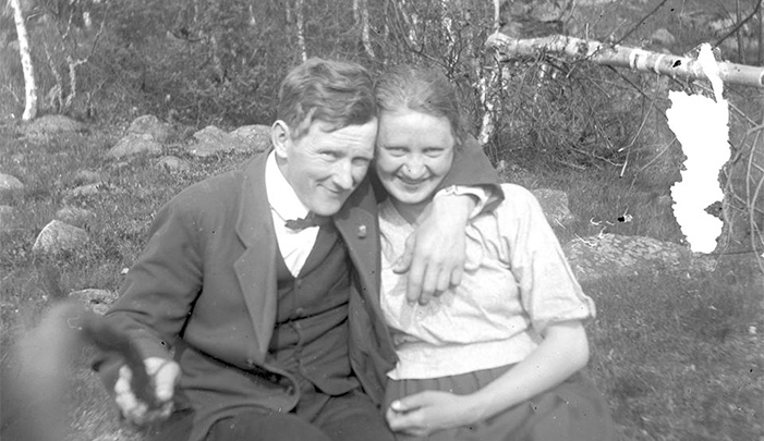 oldest-selfie-stick-photo-found-1934-self-portrait